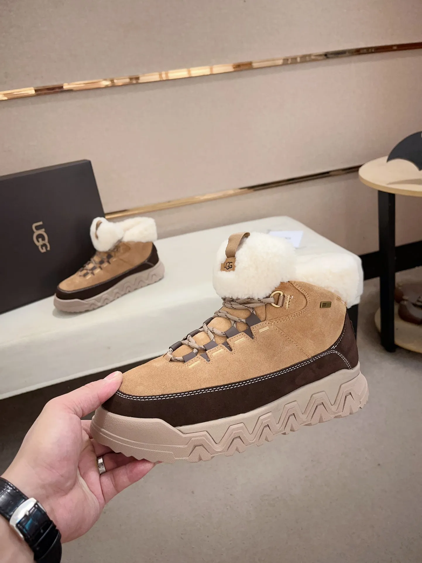 Men's shoes 💰: 660💰couples style💏(high-end goods) UGG❄️❄️latest model 1:1⃣️quality, fabric: high-end quality first-layer cowhide imported from Europe. Lining: wool lining, sole: pure imported rubber foam outsole. ❤️High-end goods, fine workmanship, trendy and fashionable. The fit is very classy. If you know the goods, you will definitely not be able to refuse😍😍Couple size: 35-44.